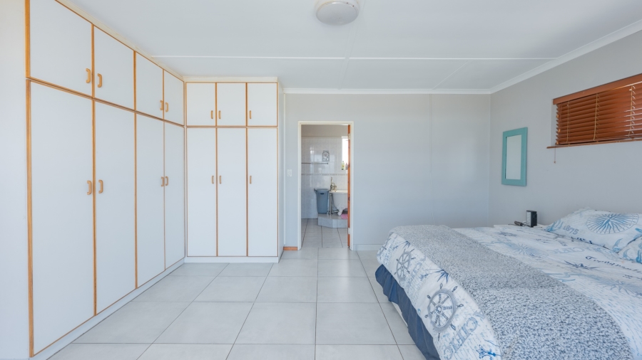 7 Bedroom Property for Sale in Struisbaai Western Cape